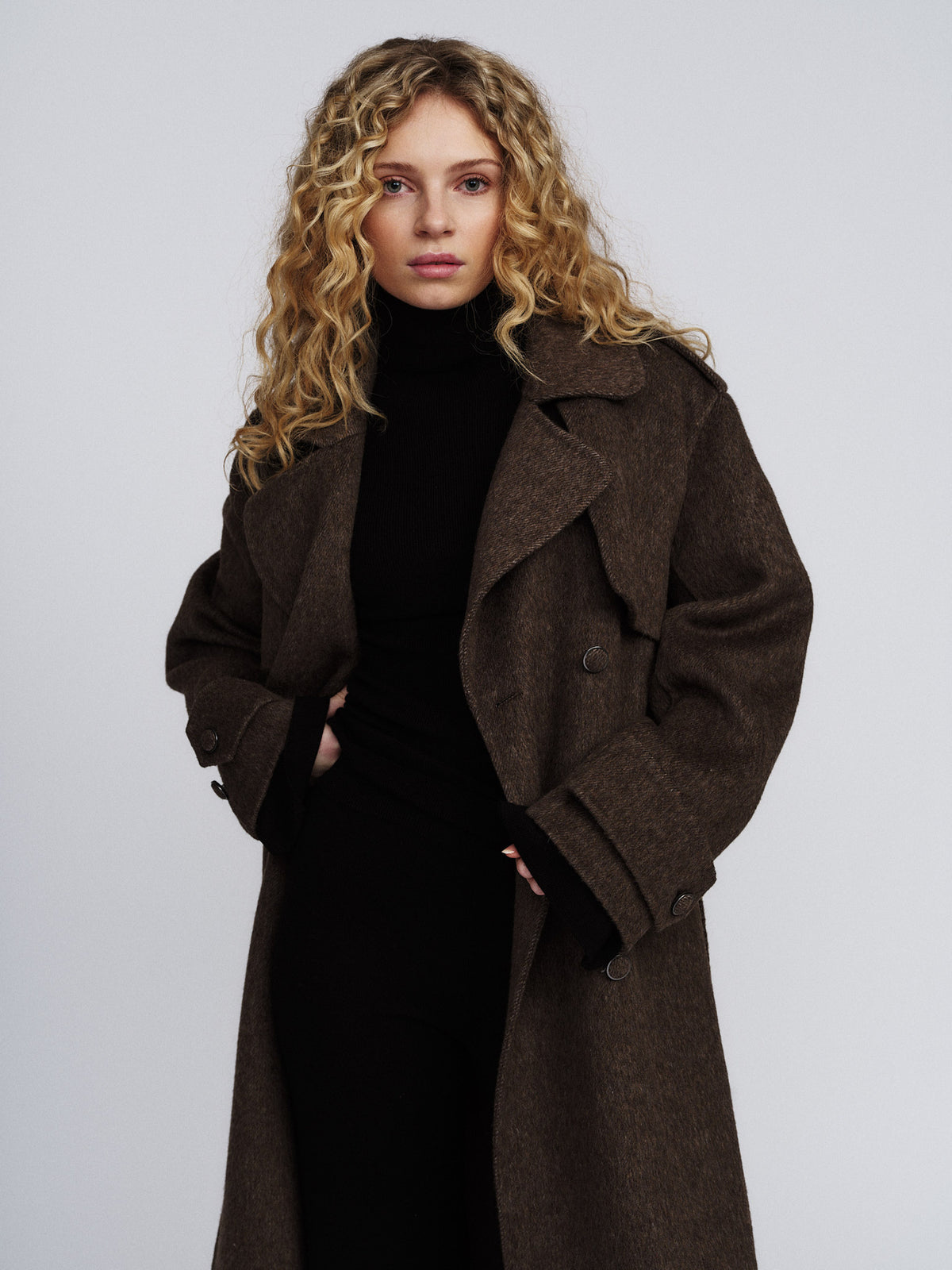 Yua Coat Dark Brown - modellbilde