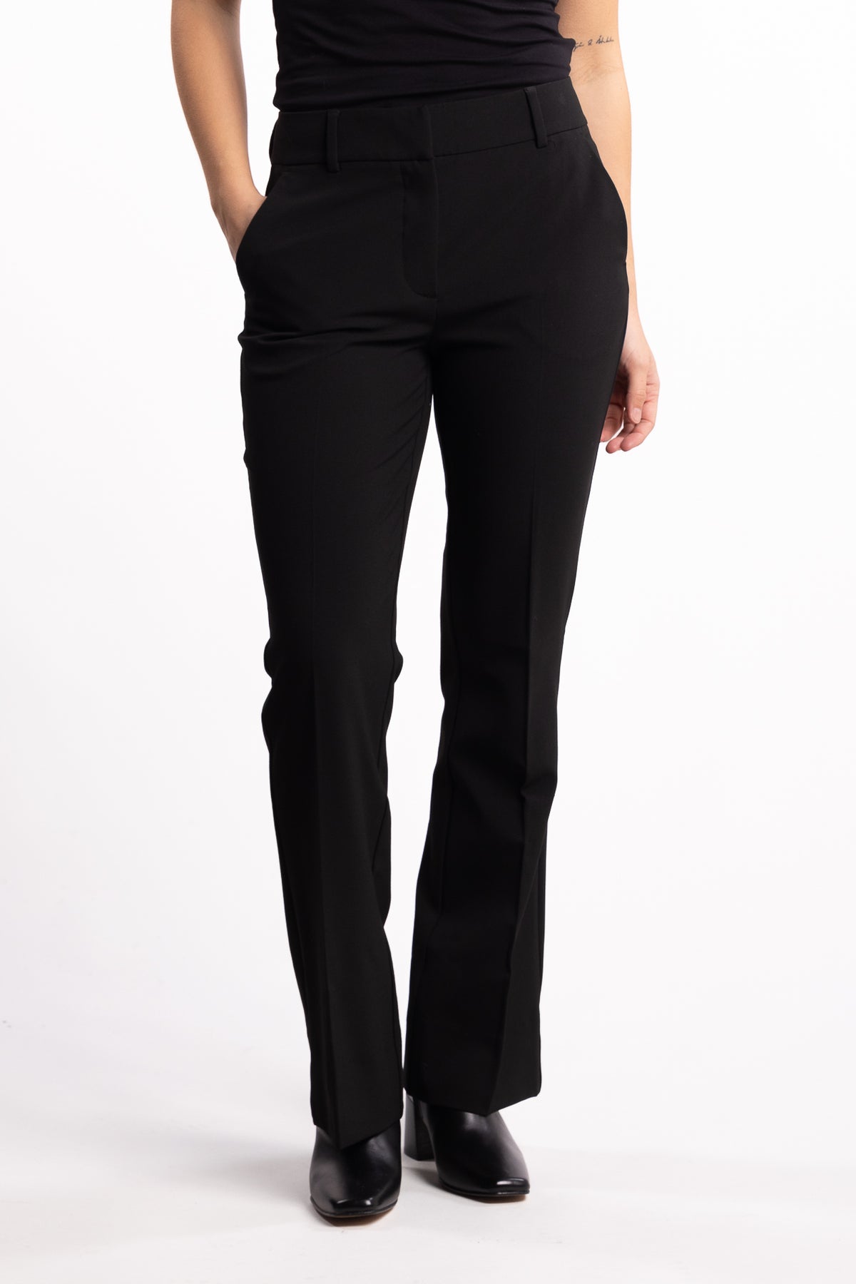 ClaraFV Regular - Black