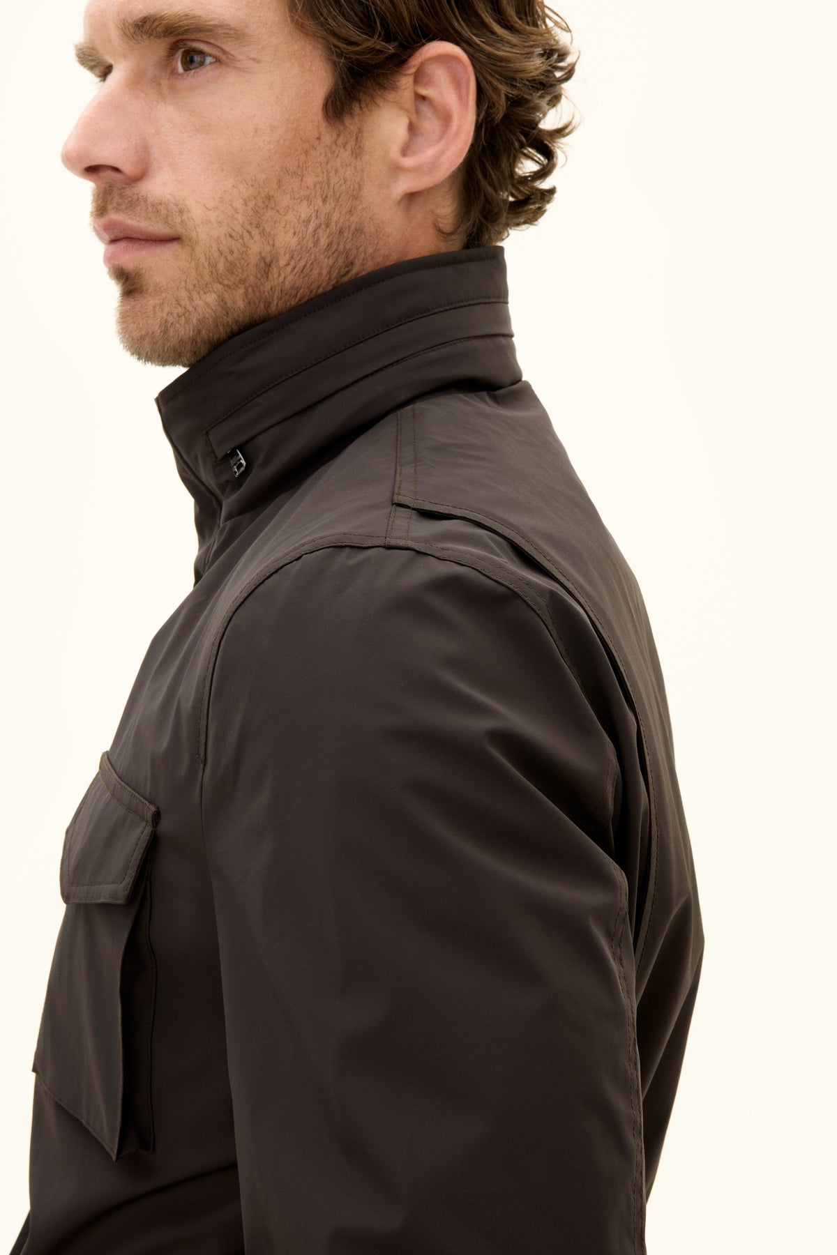 M-65 Nylon Shell Field Jacket Terra Brown - modellbilde