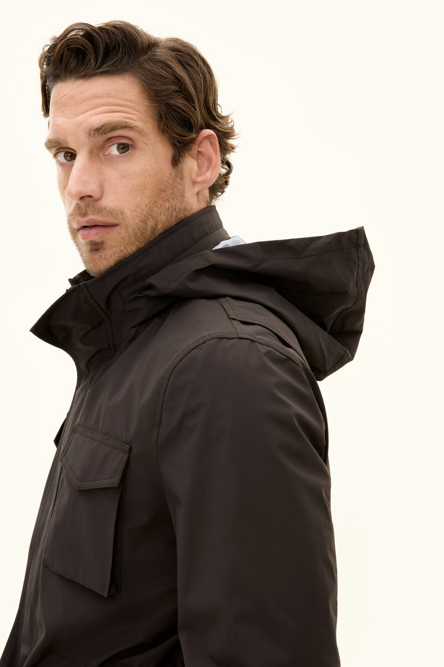 M-65 Nylon Shell Field Jacket Terra Brown - modellbilde