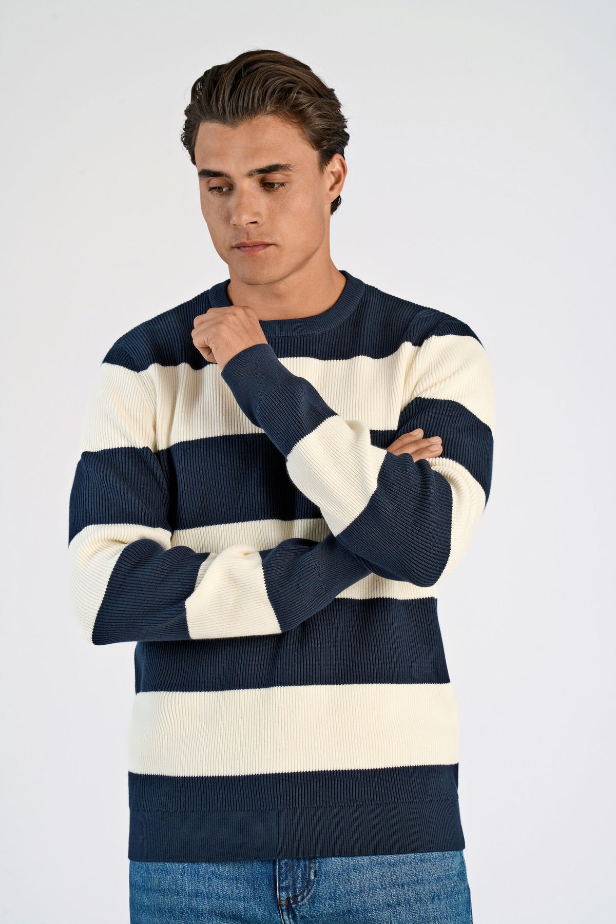Rib Knitted Block Stripe Navy - modellbilde overkropp forfra