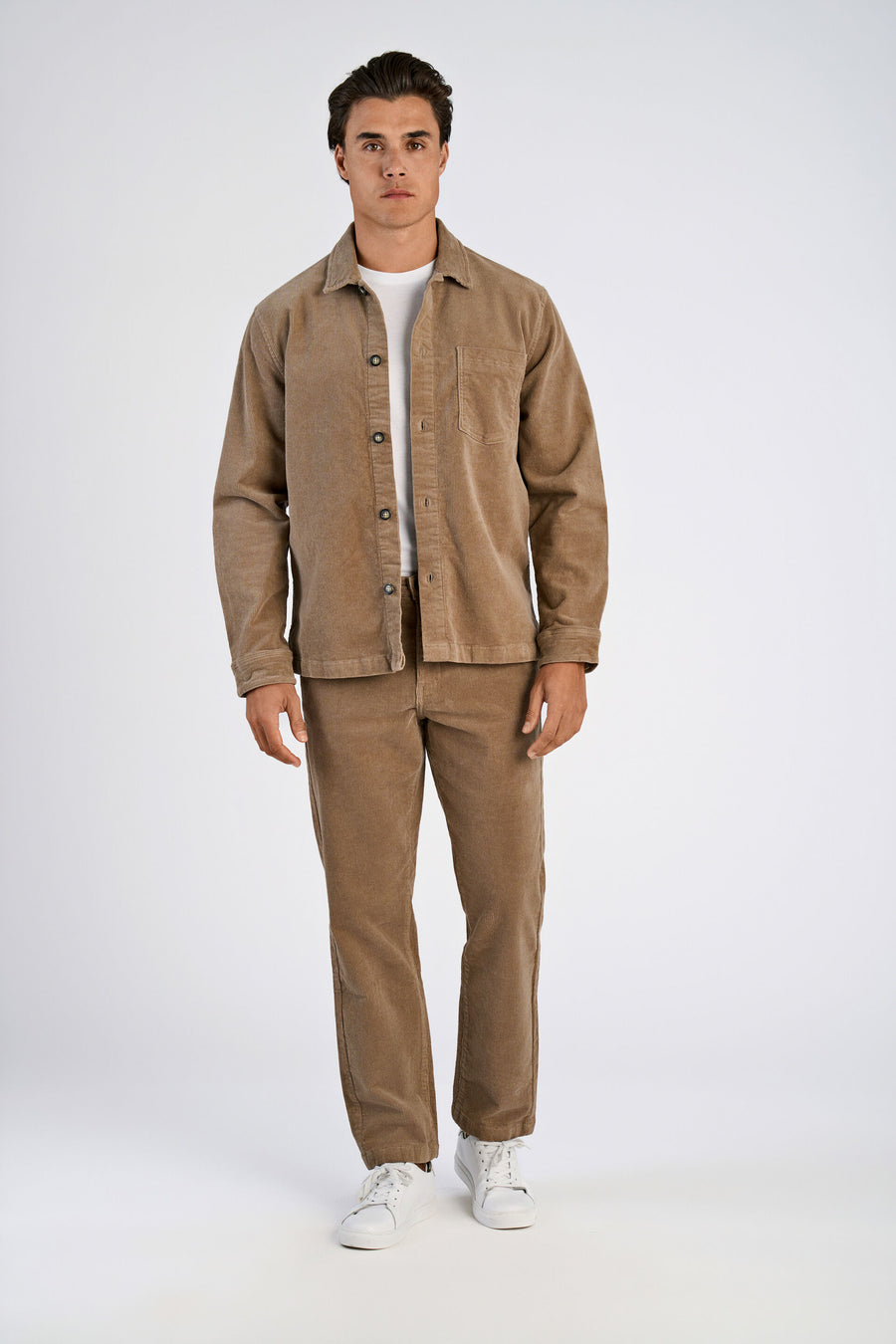 Lindbergh Superflex Corduroy Overshirt LT Sand - modellbilde helkropp