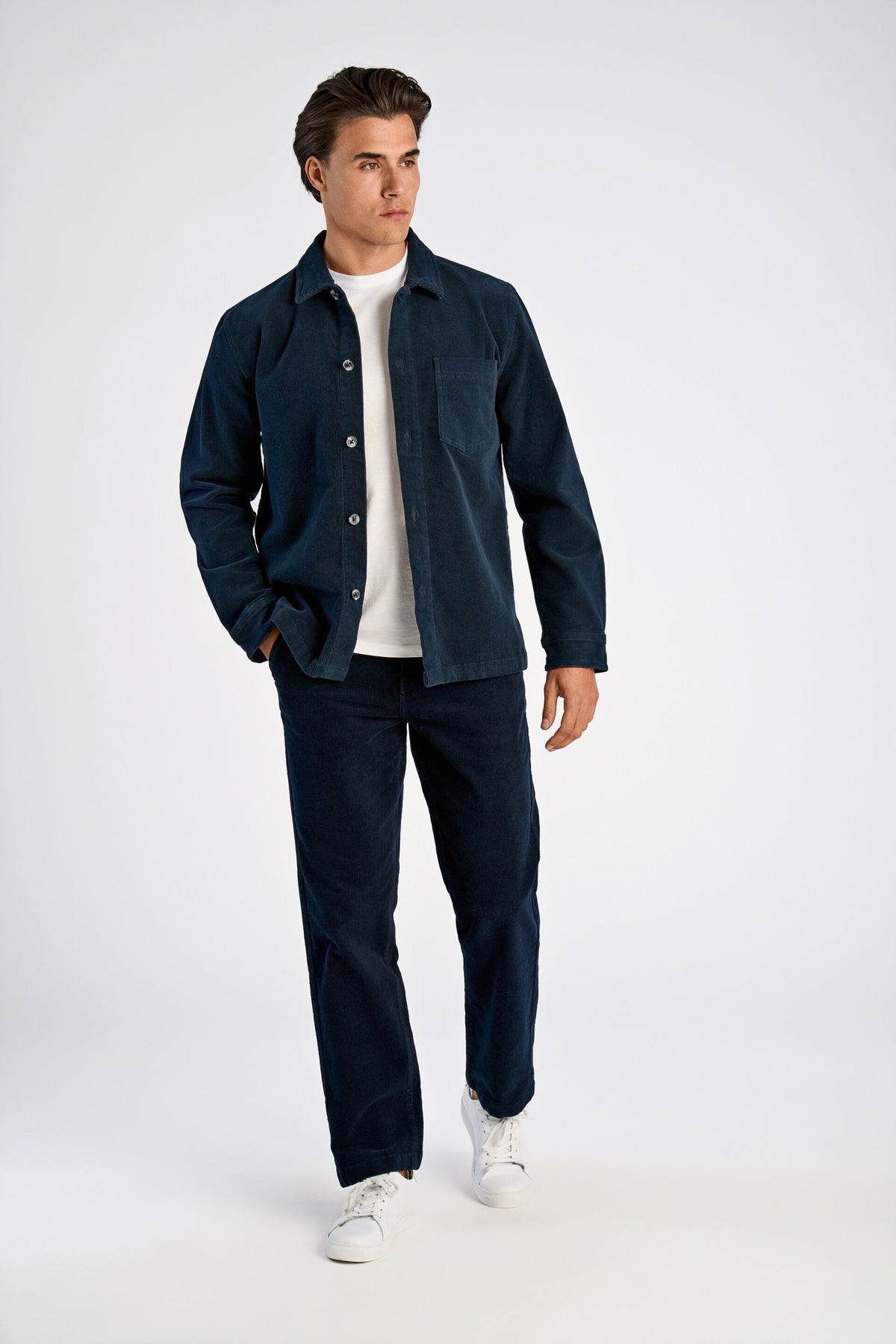 Lindbergh Superflex Corduroy Overshirt Navy - modellbilde helkropp
