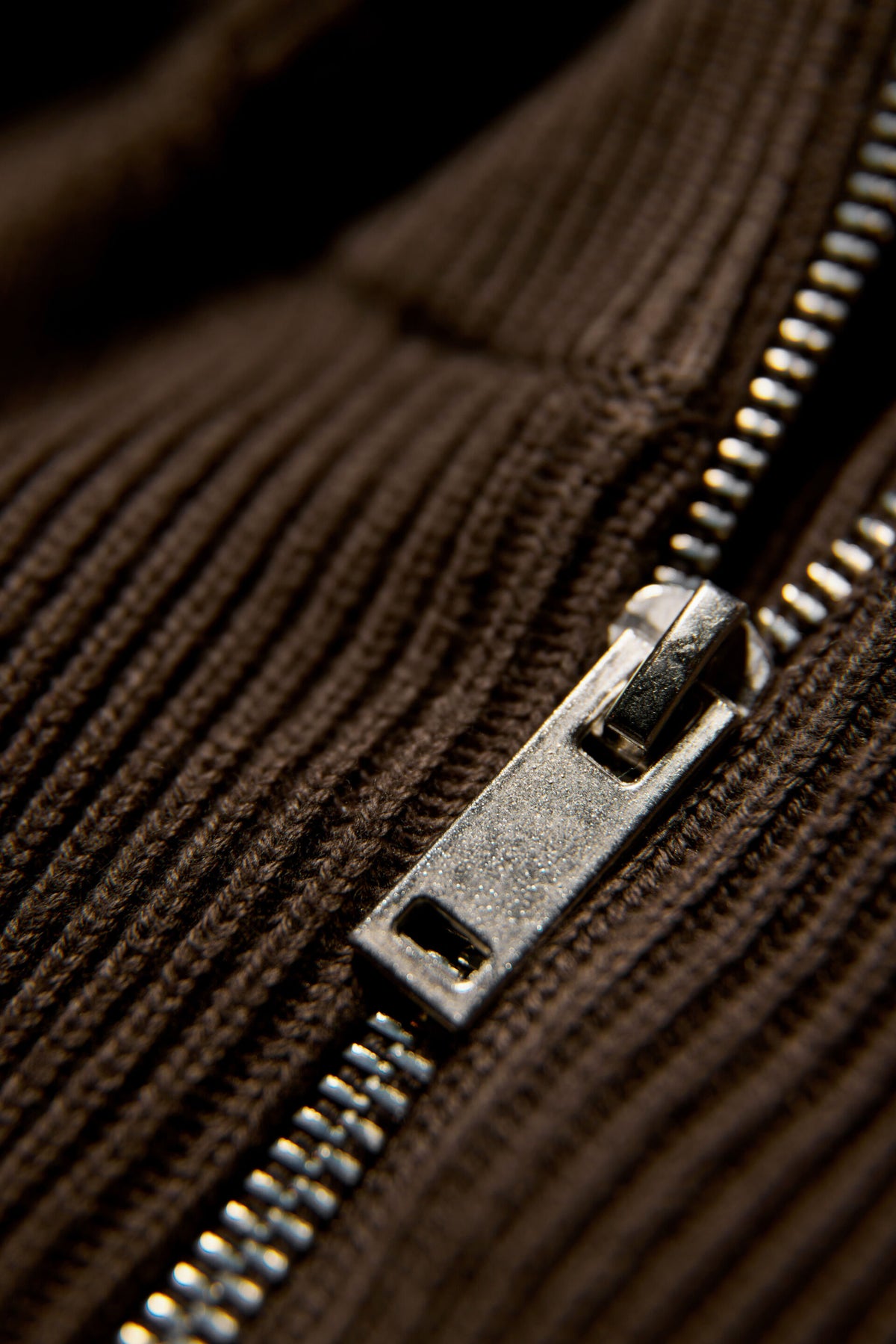 Half Zip Rib Knit Dk Brown - nærbilde detalj