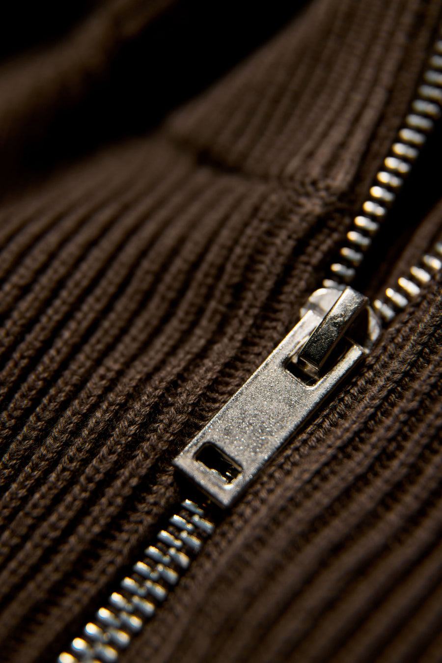 Half Zip Rib Knit Dk Brown - nærbilde detalj