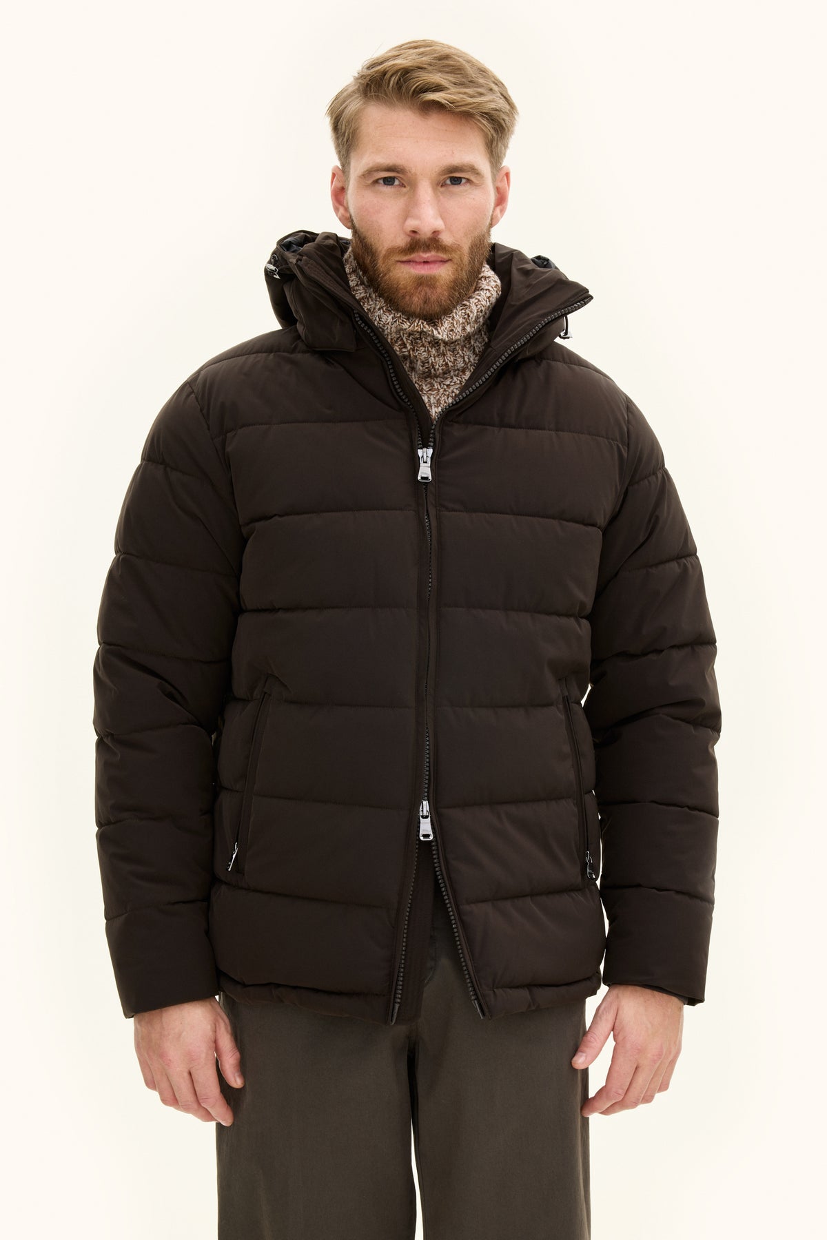 Hooded Puffer Jacket Terra Brown - modellbilde