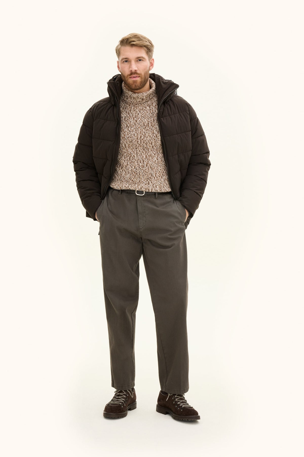 Hooded Puffer Jacket Terra Brown - modellbilde