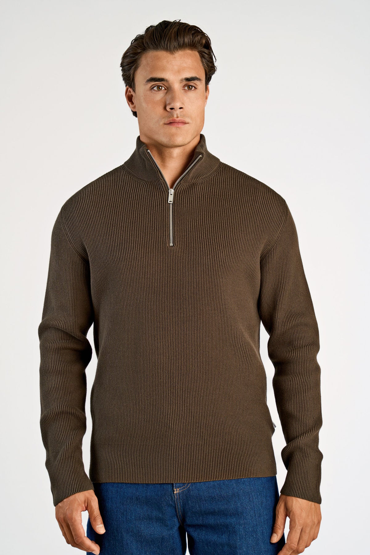 Half Zip Rib Knit Dk Brown - modellbilde nærbilde forfra