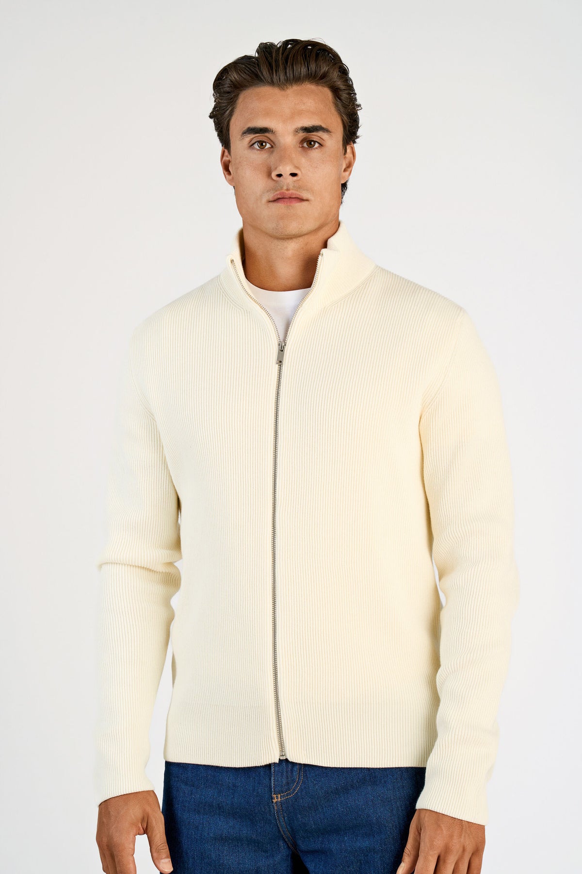 Knitted Zip Cardigan Pearl White - modellbilde overkropp forfra