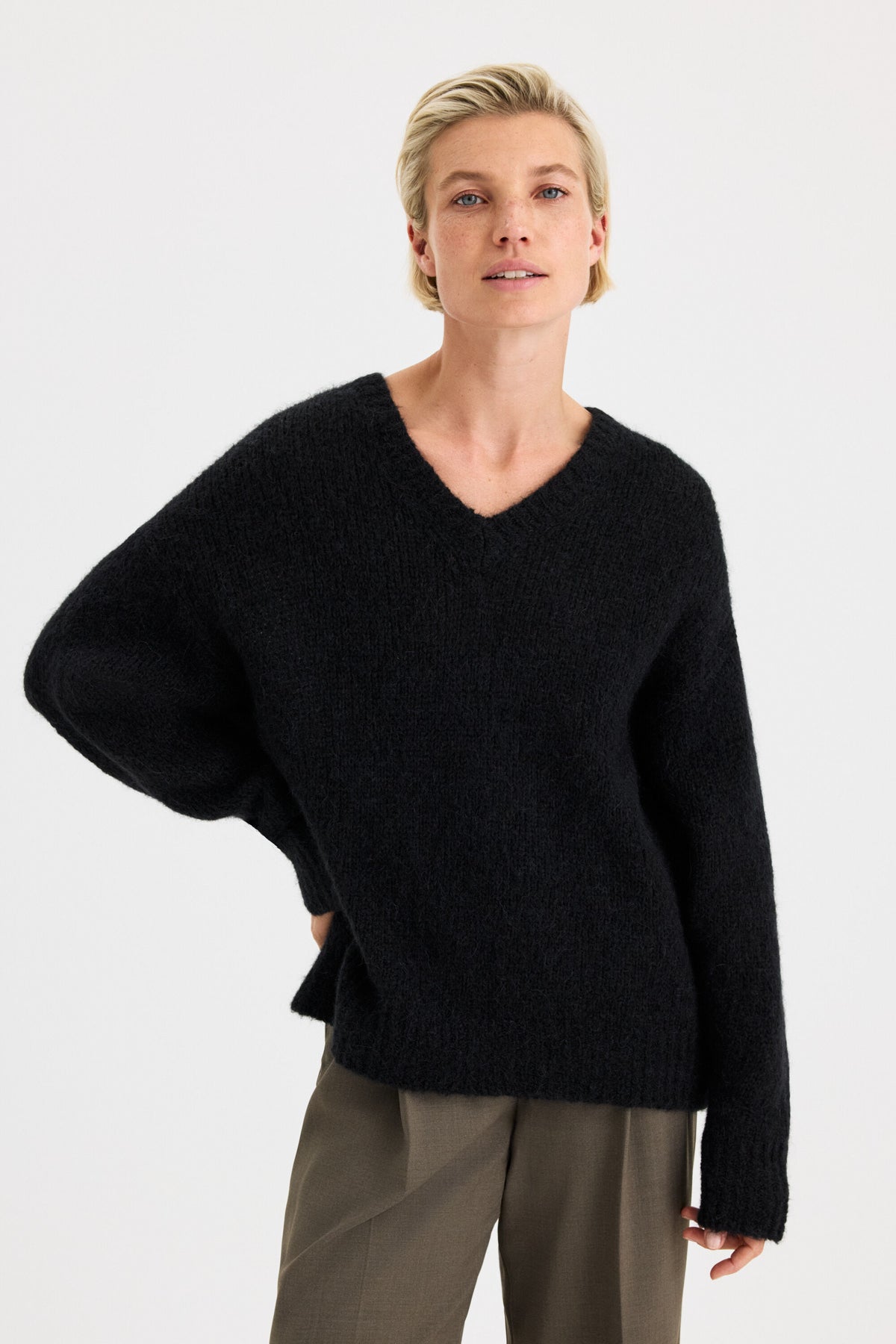 Hairy Alpaca V-neck Sweater Black