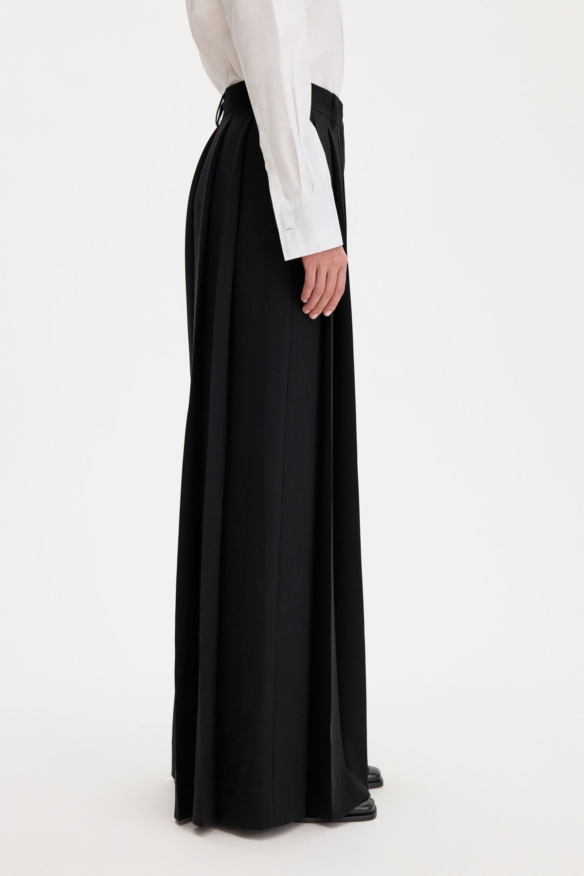 Fully Pleated Trousers Black - modellbilde