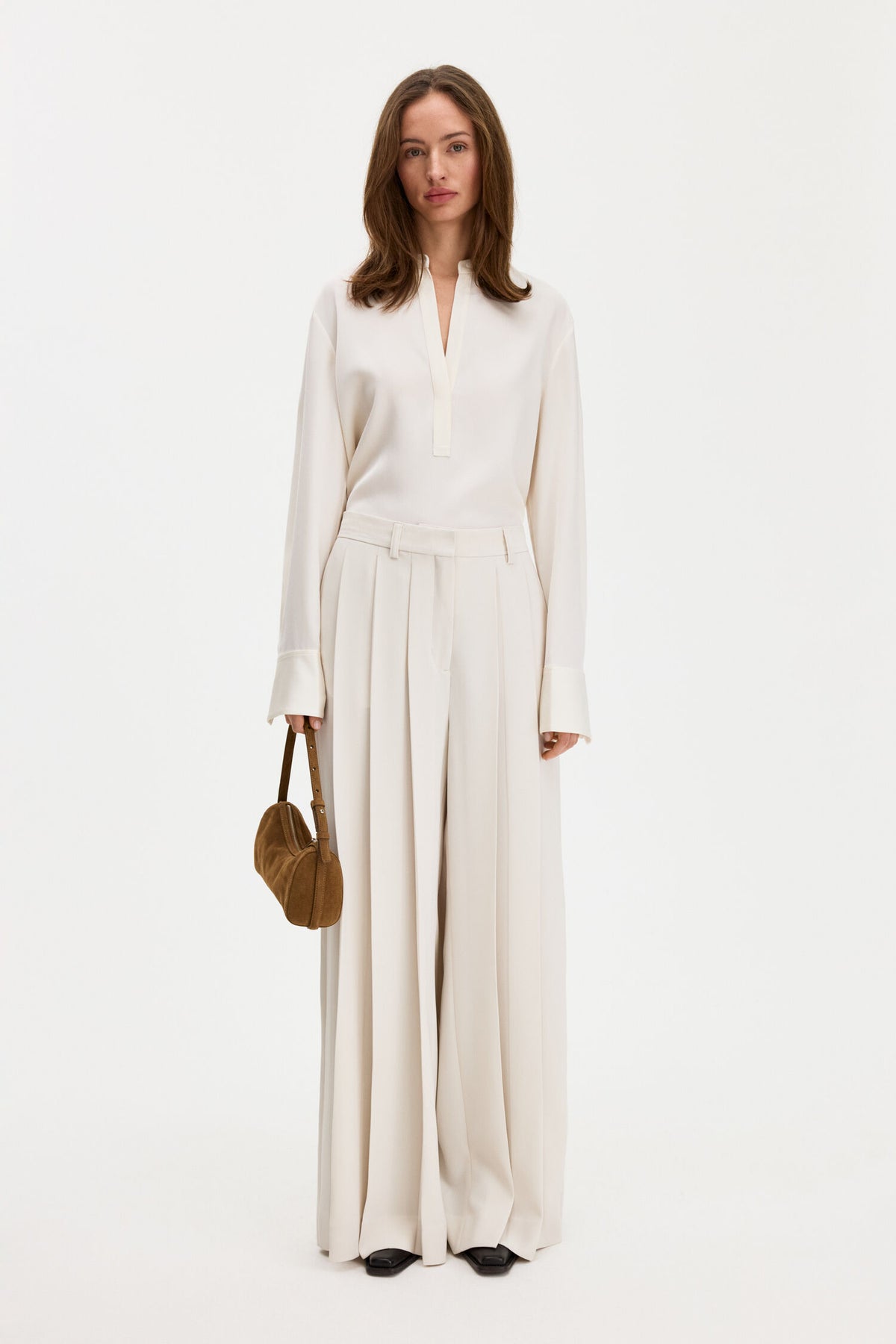 Fully Pleated Trousers Ivory - modellbilde