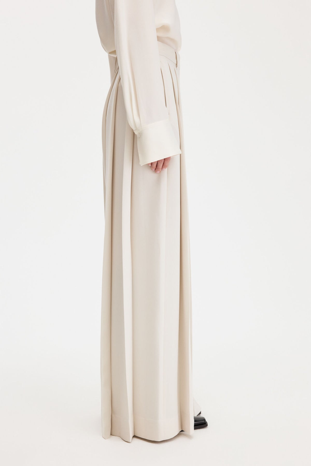 Fully Pleated Trousers Ivory - modellbilde