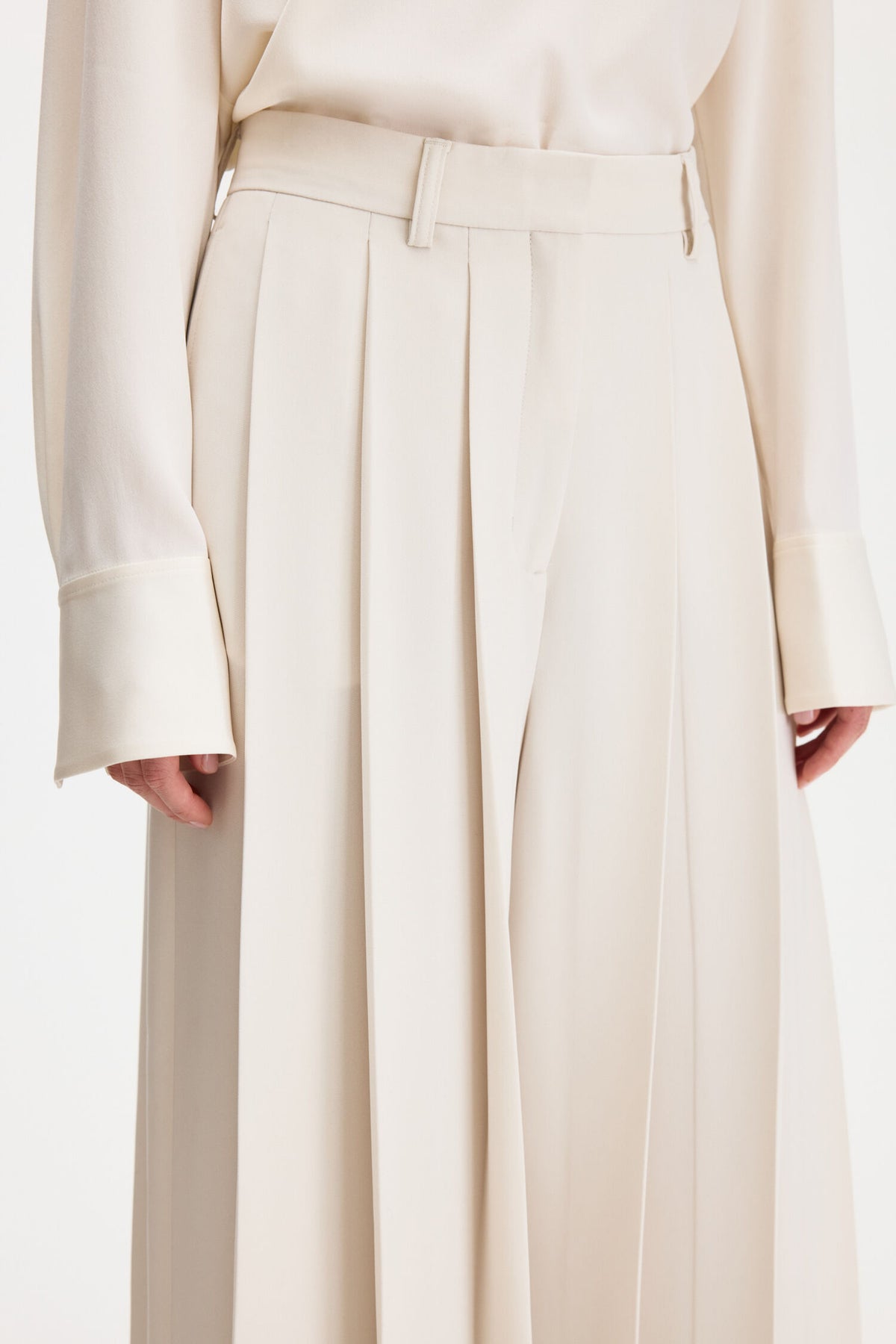 Fully Pleated Trousers Ivory - modellbilde