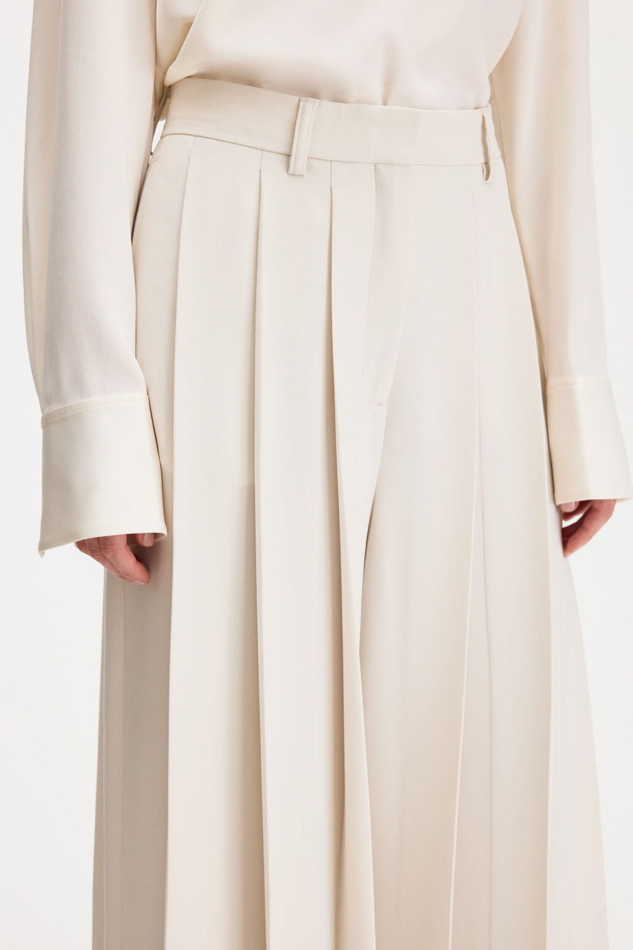 Fully Pleated Trousers Ivory - modellbilde