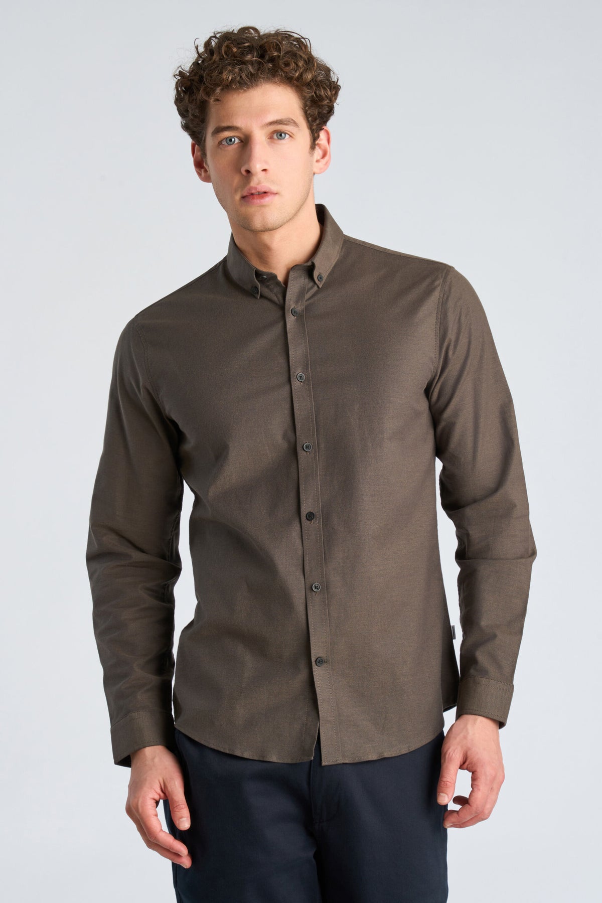 Oxford Superflex Shirt L/S Dk Brown Mix - modellbilde overkropp forfra