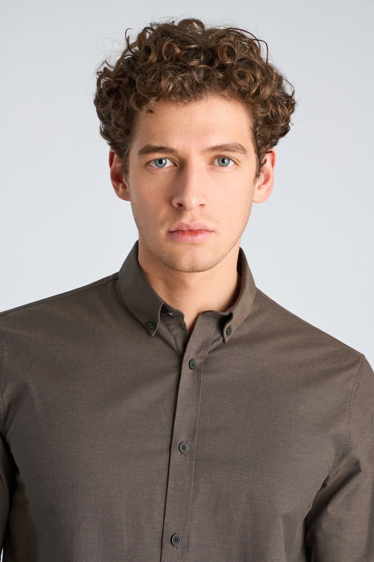 Oxford Superflex Shirt L/S Dk Brown Mix - detaljbilde modell