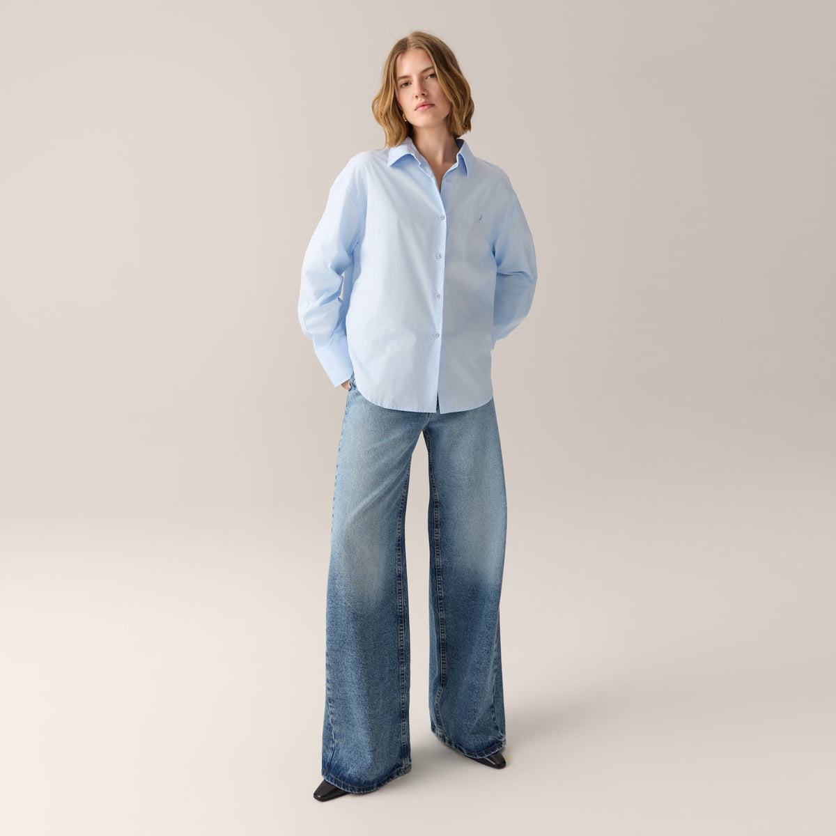 Caryn - Light Blue, Lois skjorte, modellbilde 1