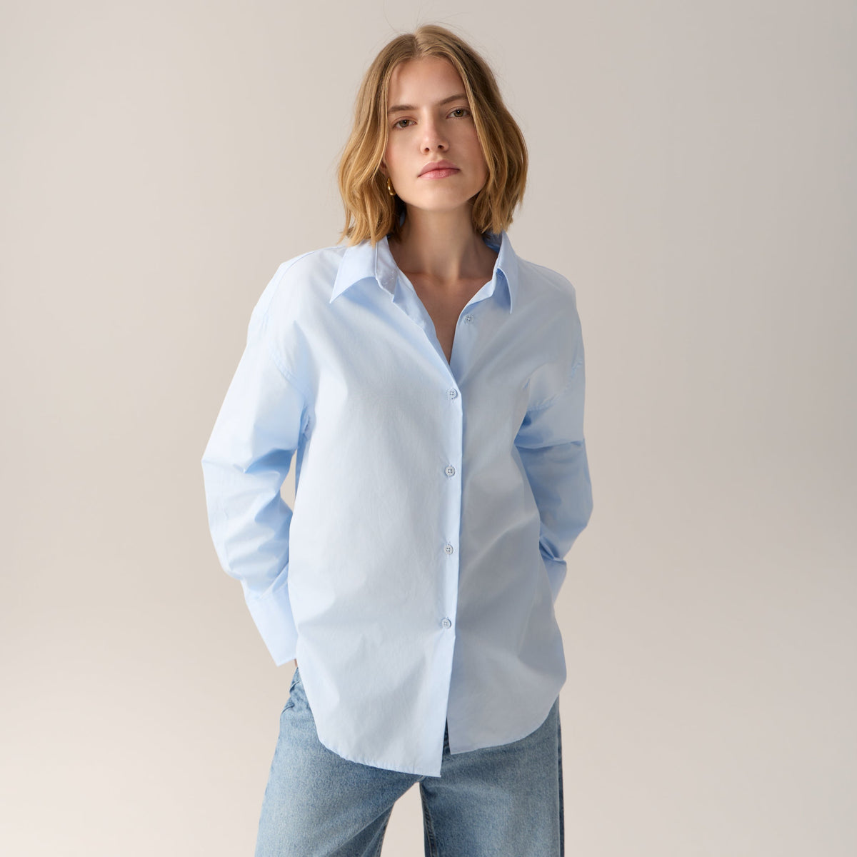 Caryn - Light Blue, Lois skjorte, modellbilde 2