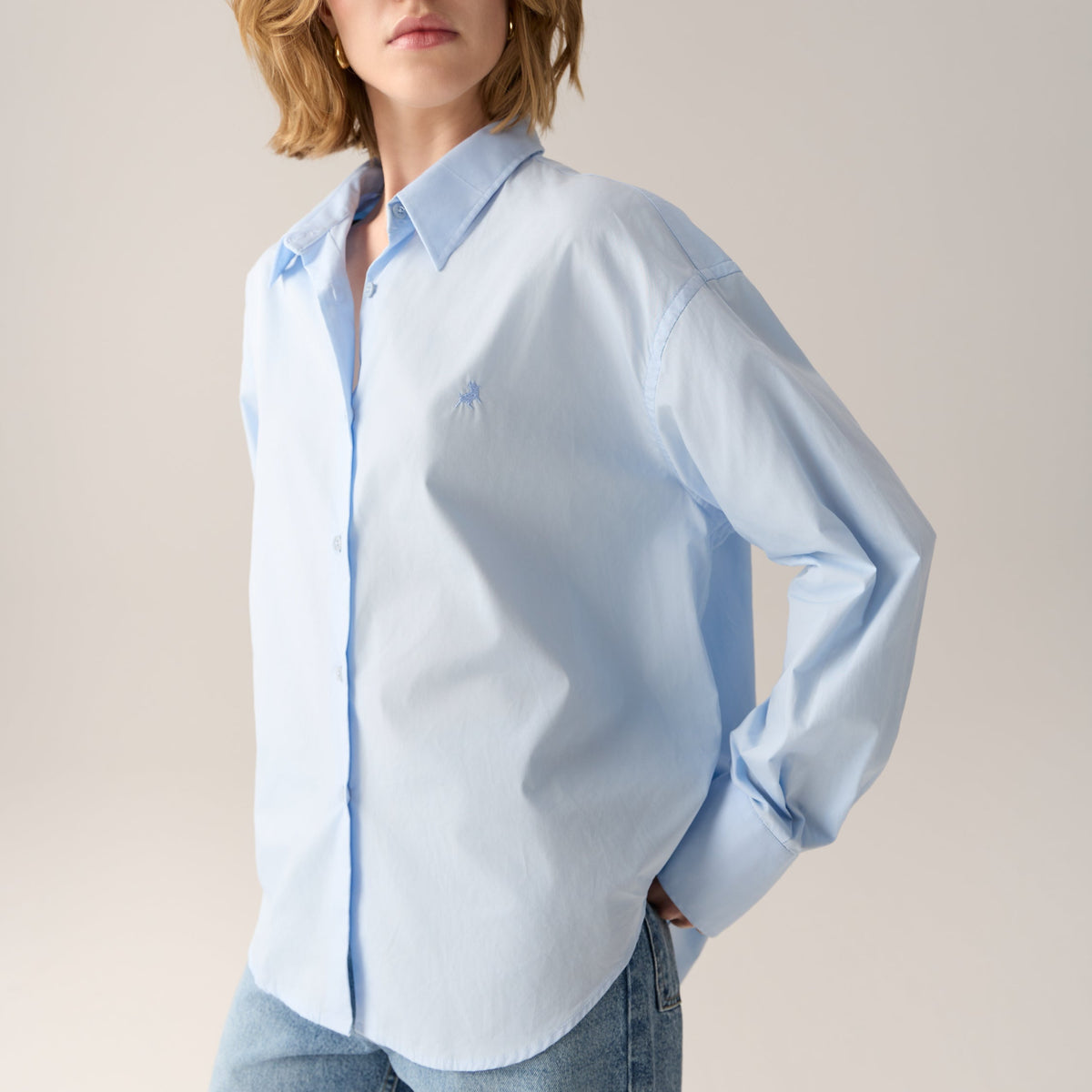 Caryn - Light Blue, Lois skjorte, modellbilde 3