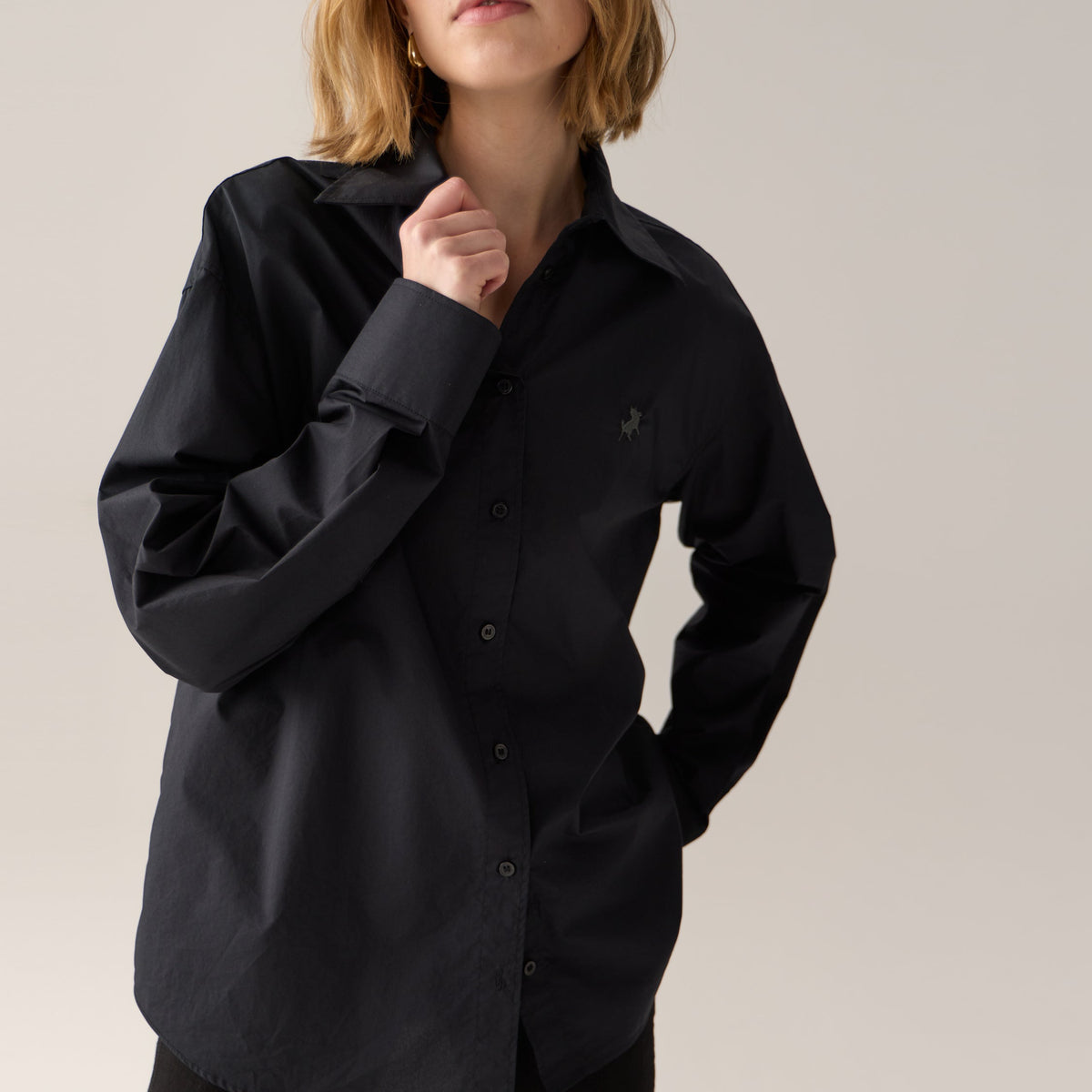 Caryn - Black, Lois skjorte, modellbilde 3