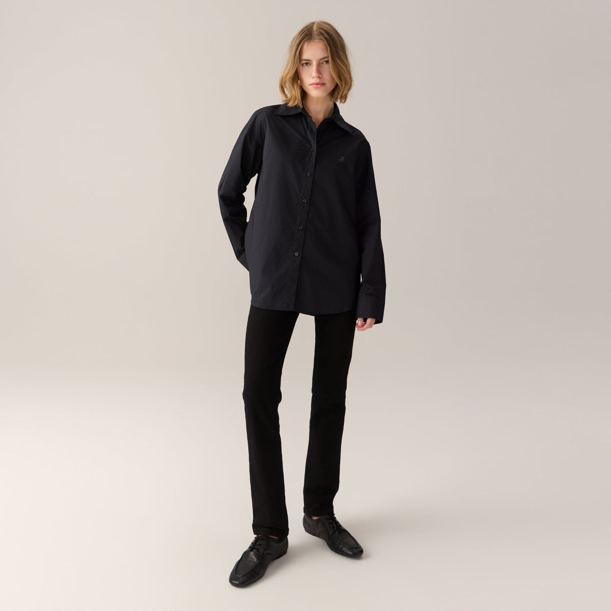 Caryn - Black, Lois skjorte, modellbilde 4