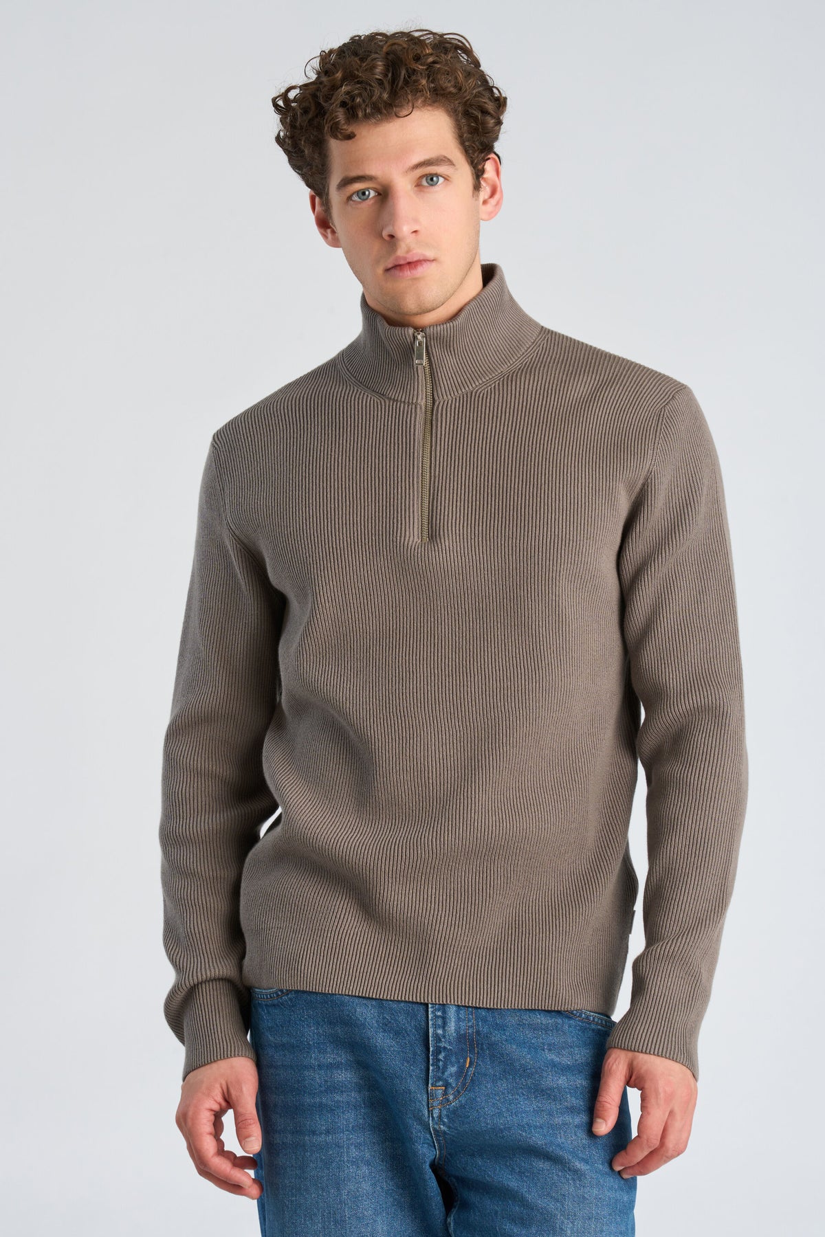Half Zip Rib Knit Grey Stone - modellbilde nærbilde forfra