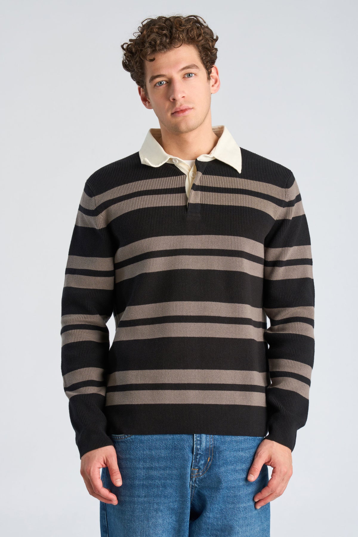 Knit Striped L/S Rugby Shirt Black - modellbilde nærbilde forfra