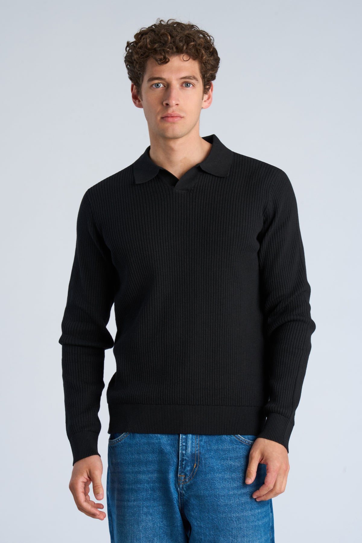 V-Neck Black - Model upper front