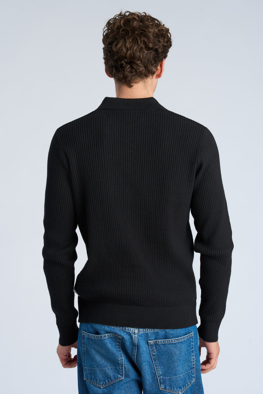 V-Neck Black - Model upper back