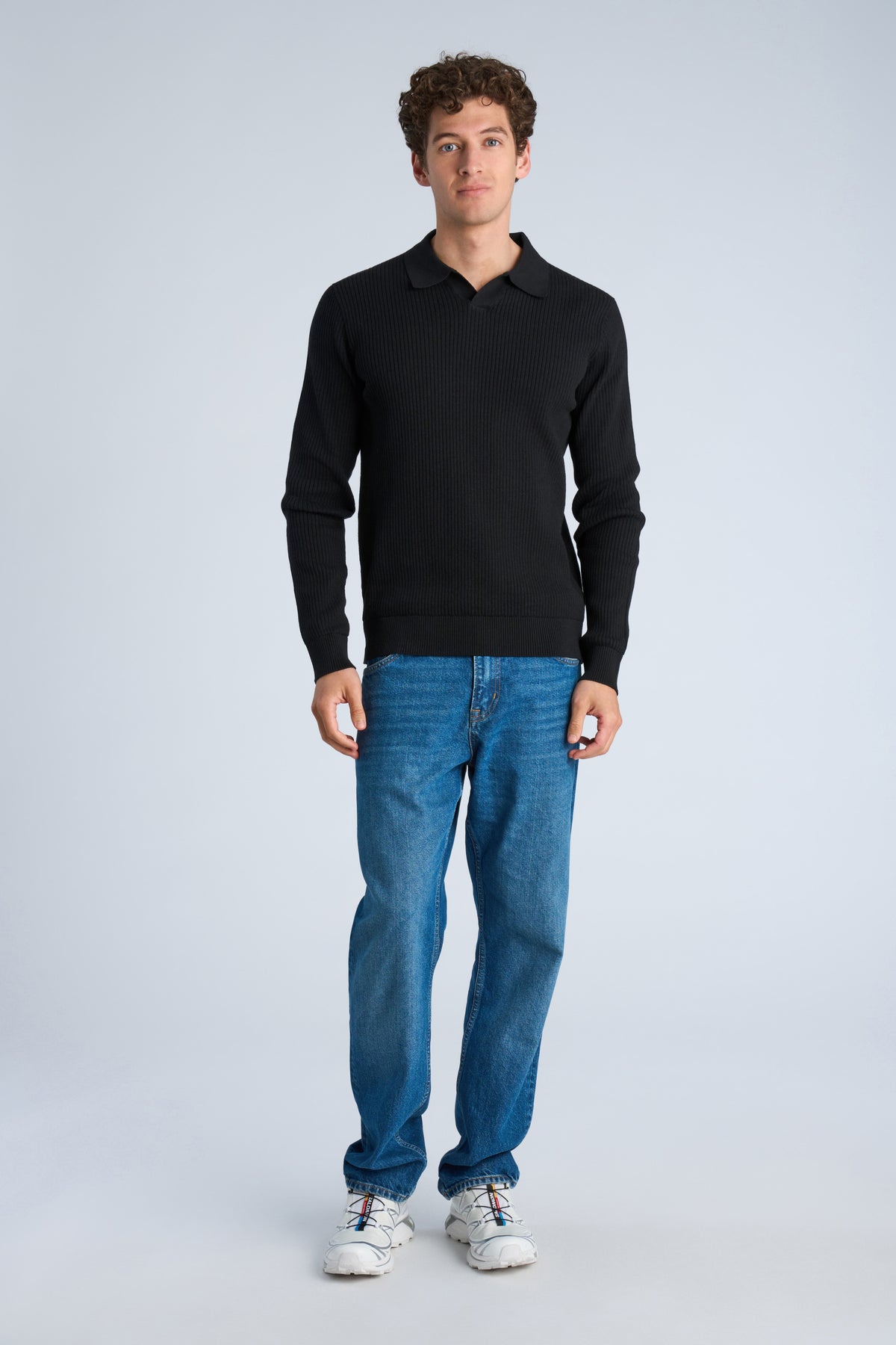 V-Neck Black - Model full body