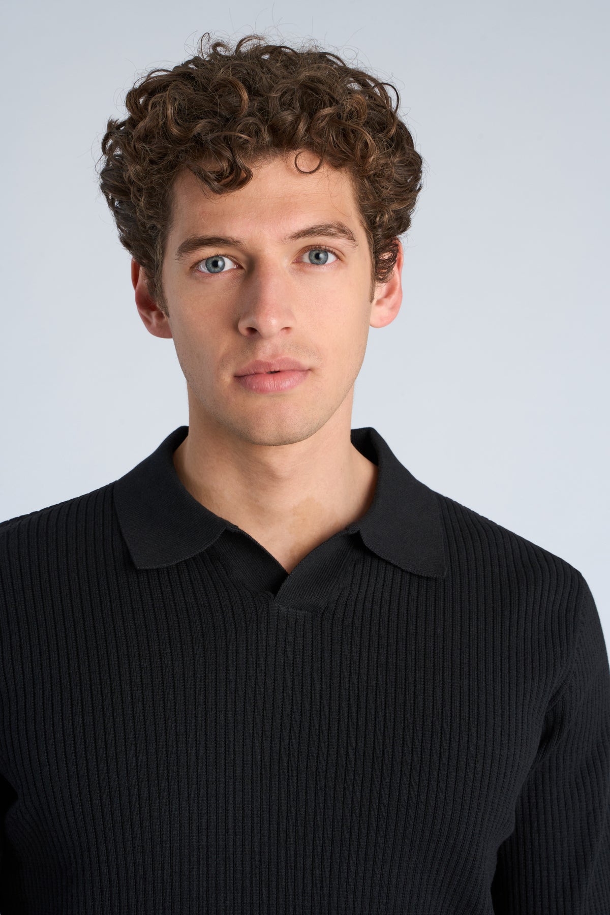 V-Neck Black - Model close-up