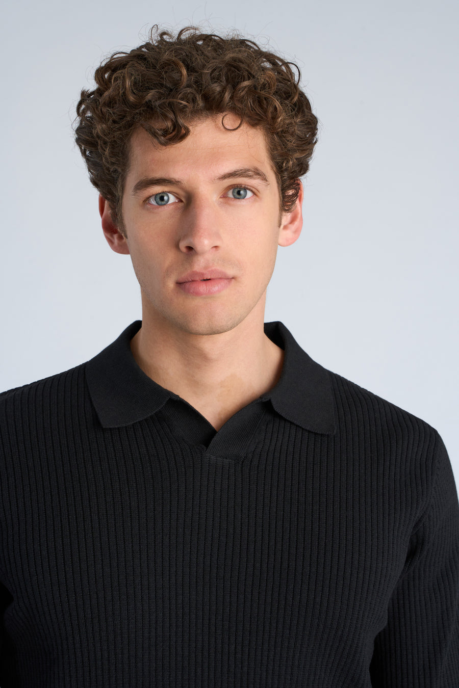 V-Neck Black - Model close-up