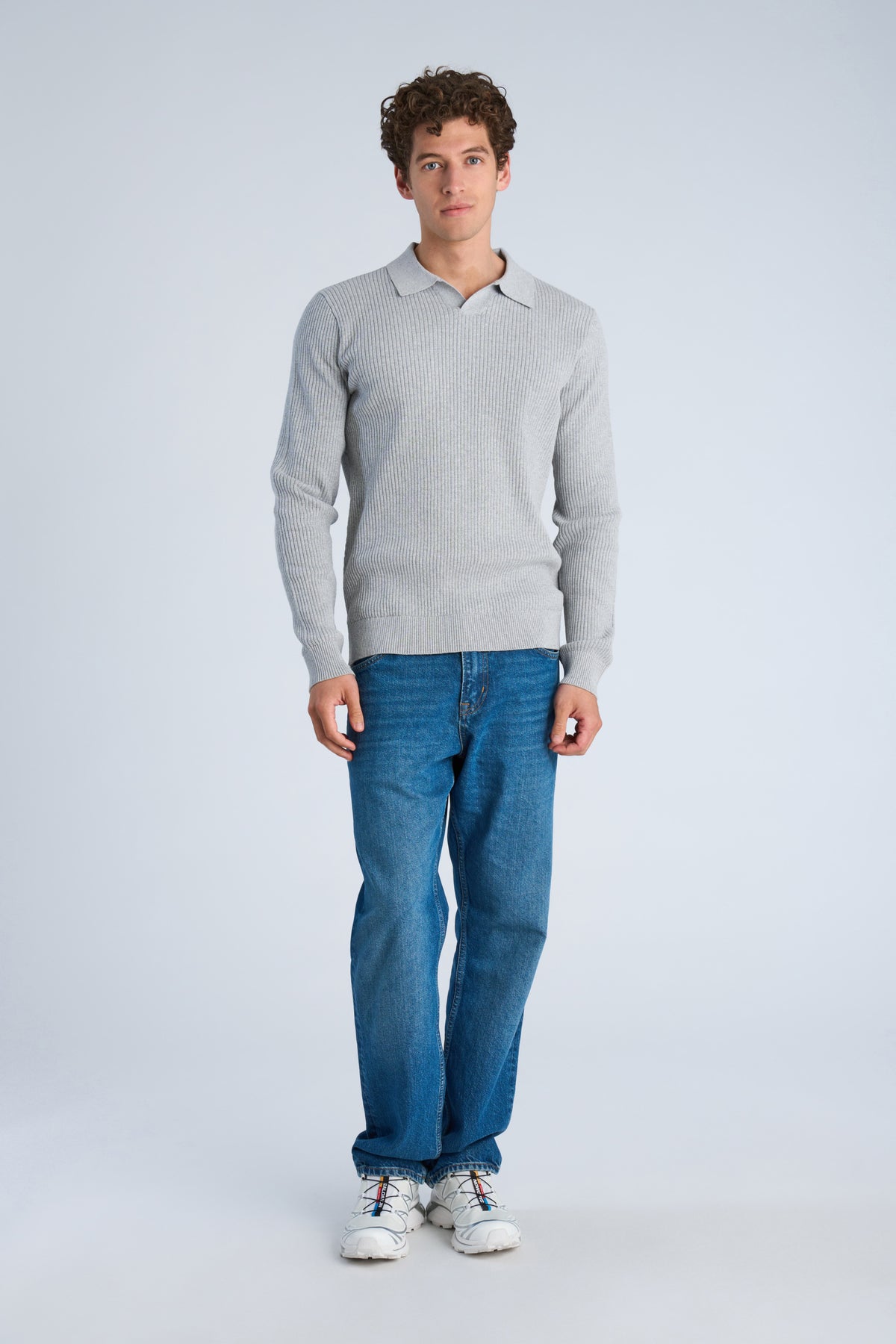 V-Neck Grey Mel - Model full body