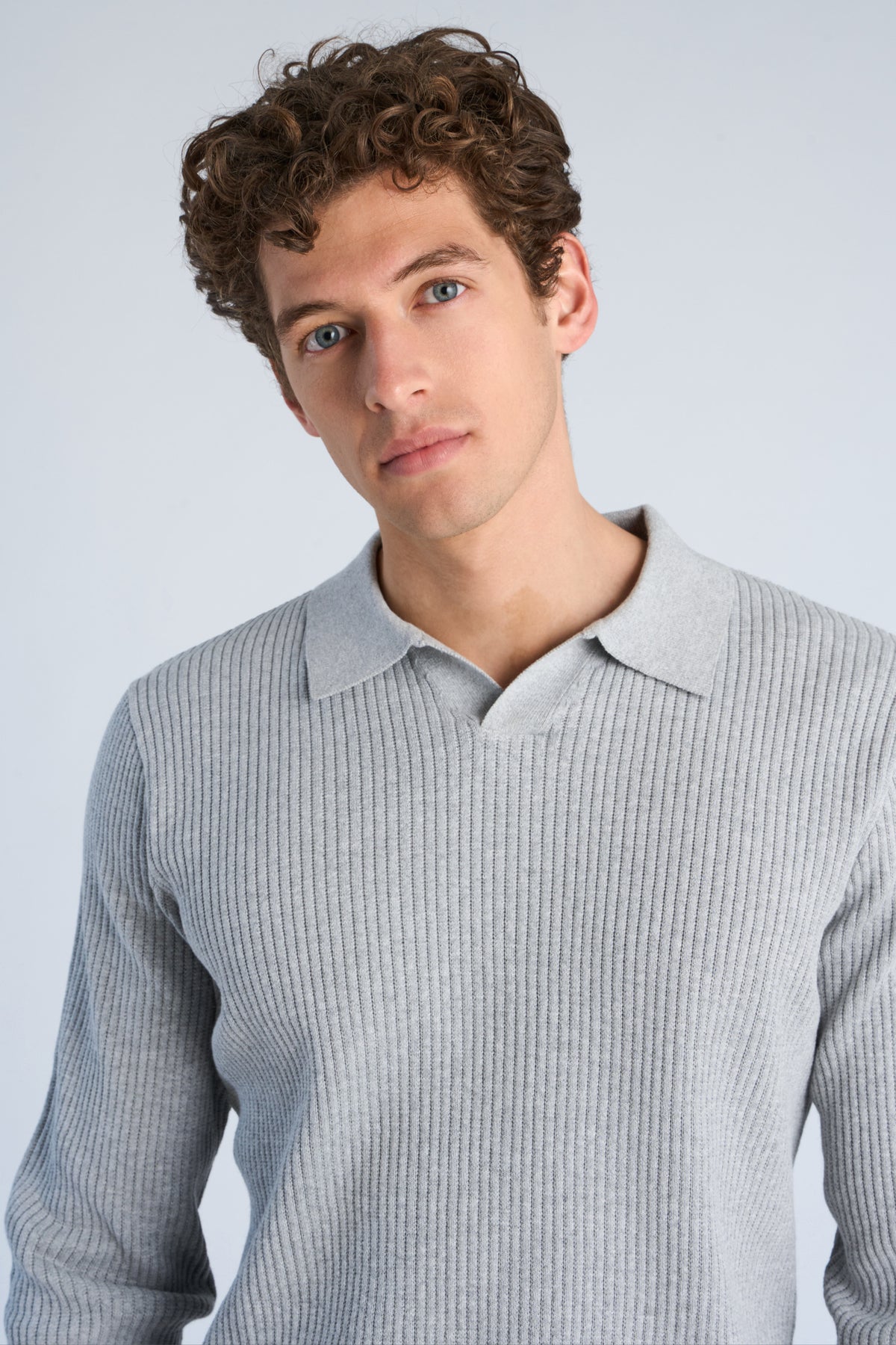 V-Neck Grey Mel - Model close-up