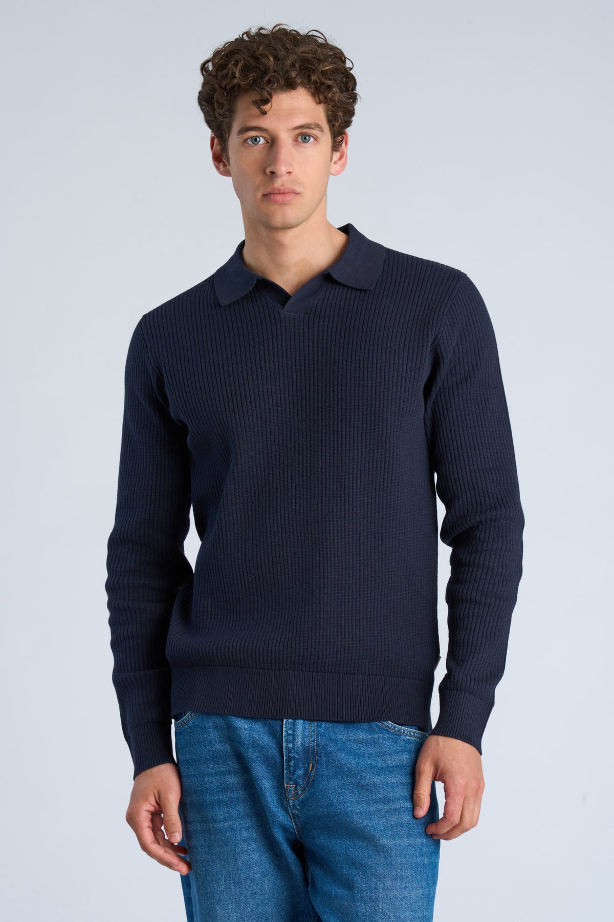 V-Neck Navy - Model upper front