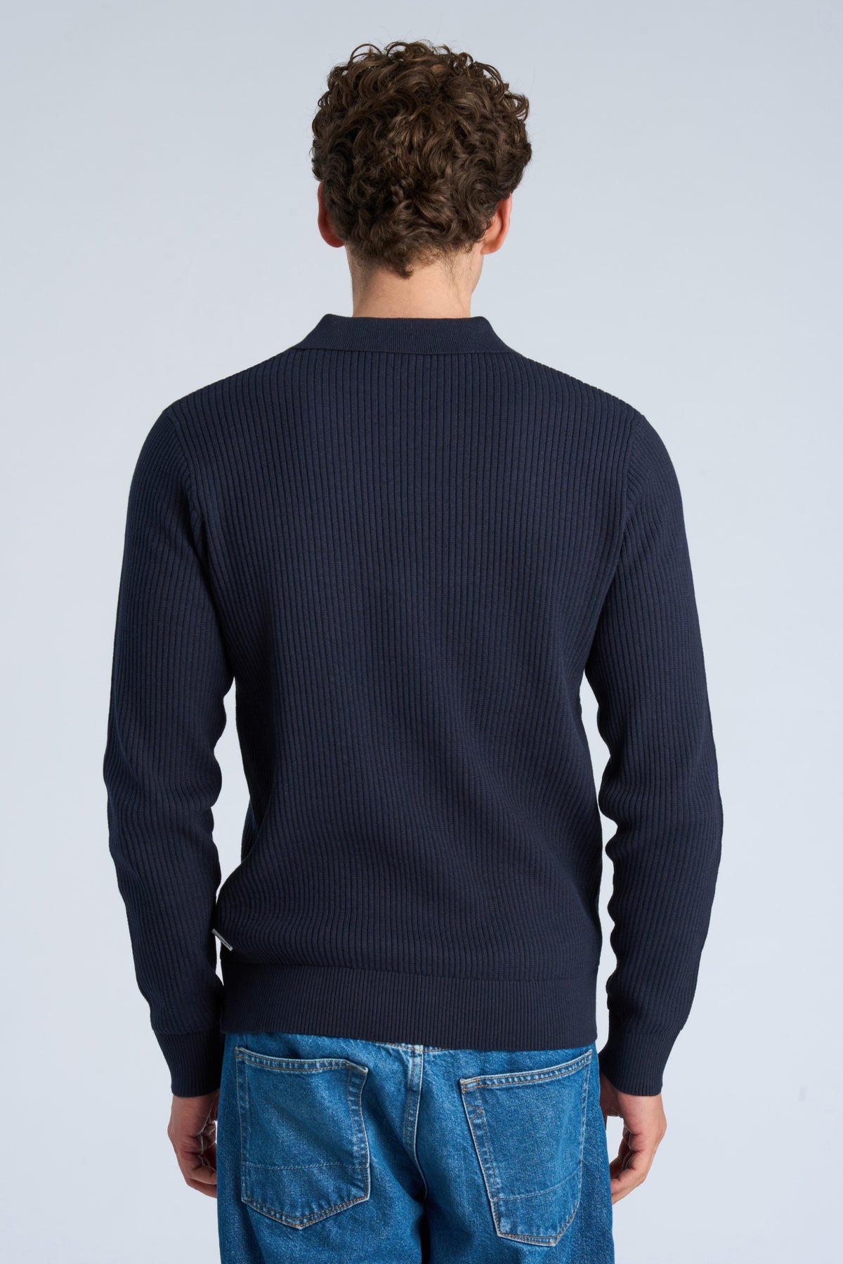 V-Neck Navy - Model upper back