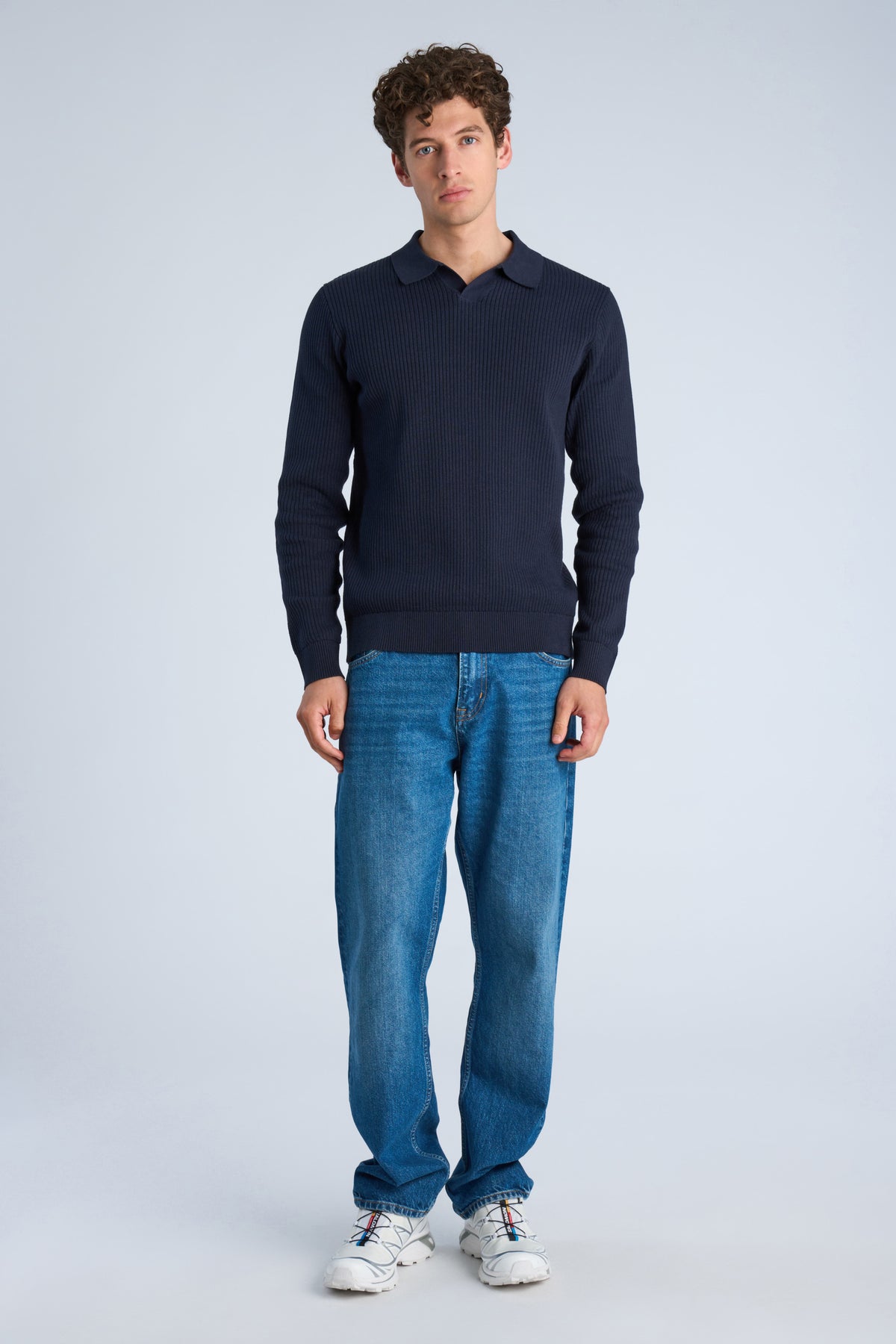 V-Neck Navy - Model full body