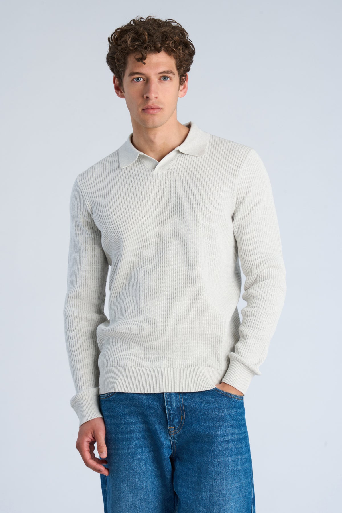 V-Neck Off White - Model upper front