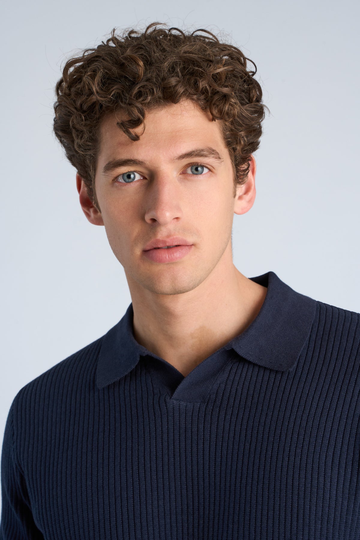 V-Neck Navy - Model close-up