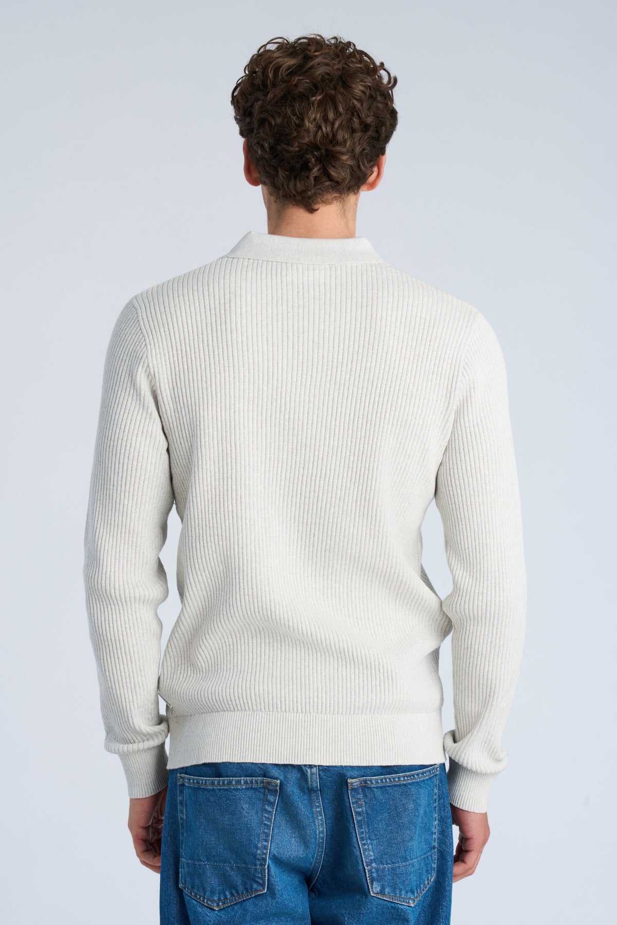 V-Neck Off White - Model upper back