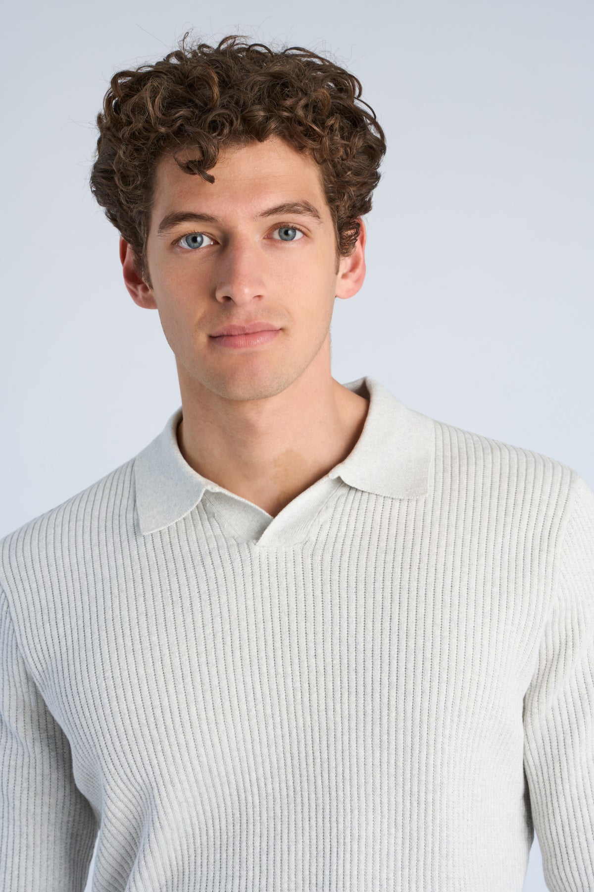 V-Neck Off White - Model close-up