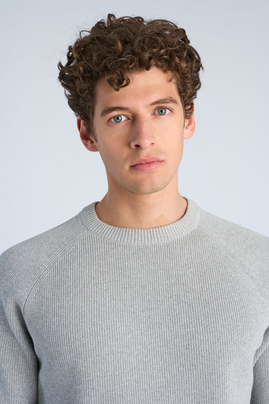 O-Neck Grey Mel - Model close-up
