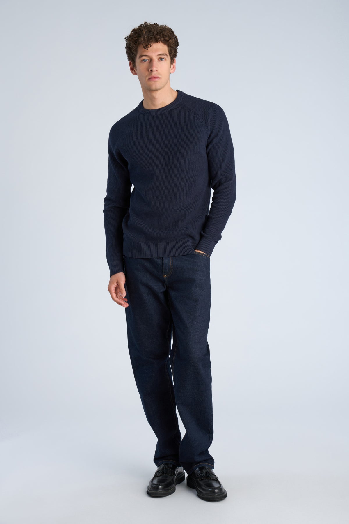 O-Neck Navy - Model full body