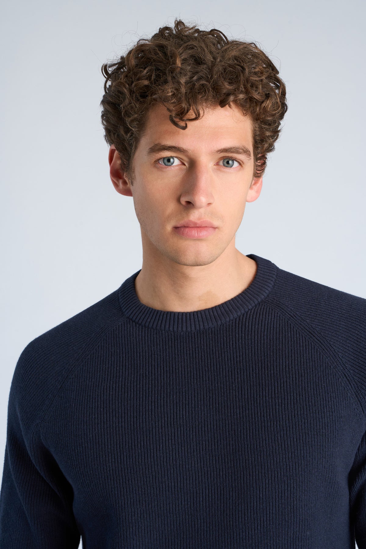 O-Neck Navy - Model close-up
