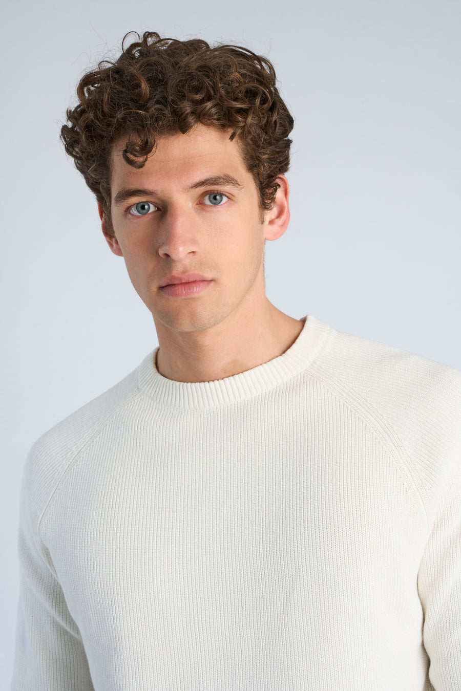 O-Neck Off White - Model close-up