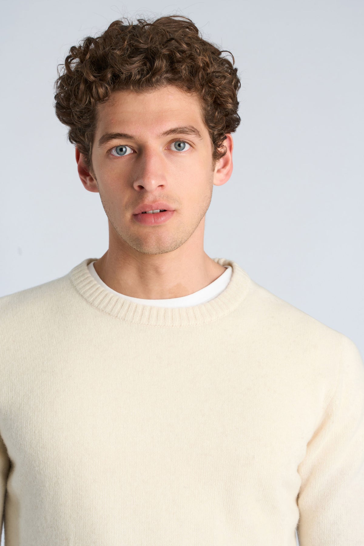 Lambswool O-Neck Knit Chalk White - modellbilde nærbilde