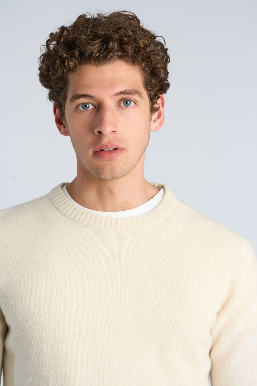 Lambswool O-Neck Knit Chalk White - modellbilde nærbilde