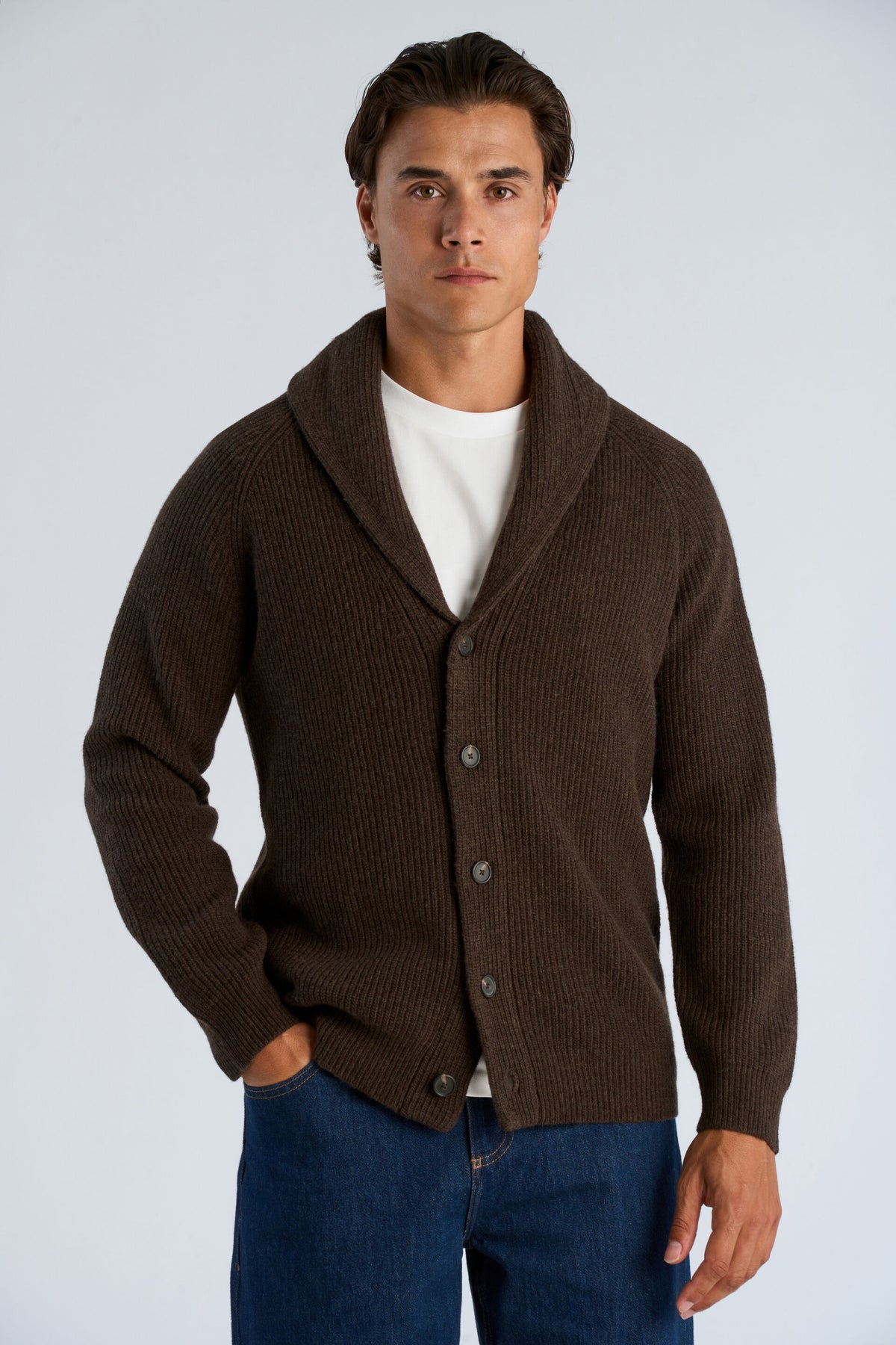 Lambswool Shawlcollar Cardigan Dk Brown Mel - modellbilde overkropp forfra