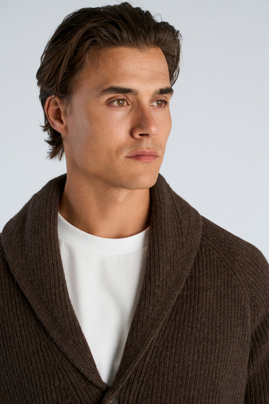 Lambswool Shawlcollar Cardigan Dk Brown Mel - detaljbilde modell